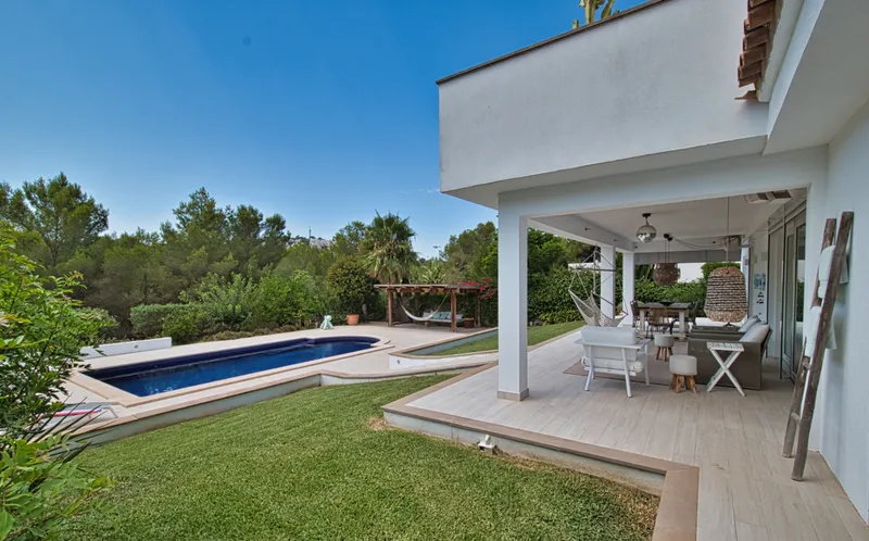 Family villa with a guest apartment and a large pool in a sought-after location in Santa Ponsa — photo 11