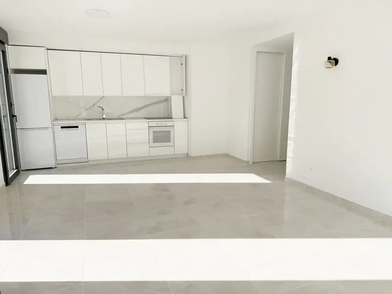 I. Vivienda de 2 habitaciones, con armarios empotrados, cocina office totalmente amueblada con electrodomésticos, 2 baños completos con mamp — photo 2