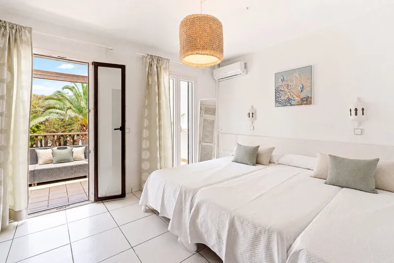 Cala d'Or beachfront apartment for sale with sunny terraces and sea views — photo 12