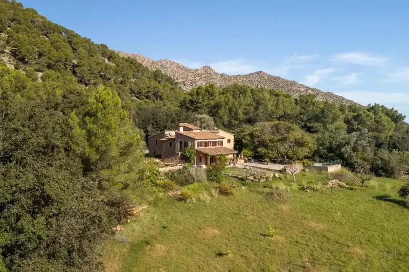 This charming country house offers the perfect combination of traditional Mallorcan charm and modern design, ideally situated — photo 9