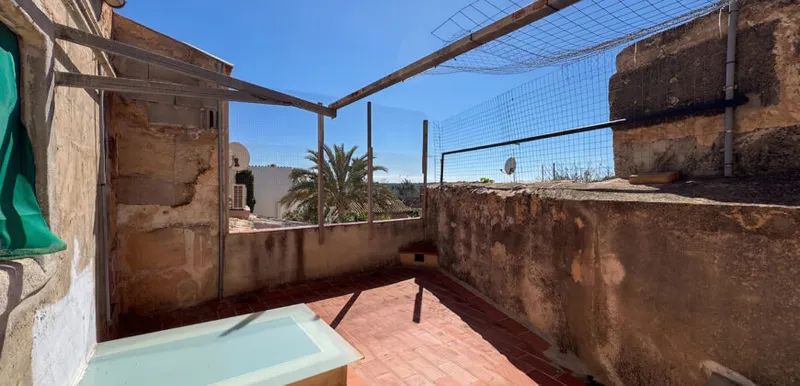 19th-century house to renovate in Ses Salines: 160 m², 2 entrances, terrace — photo 2