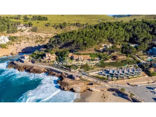 Seafront villa with magnificent plot of 4256 m2, 8-bedroom house — photo 1