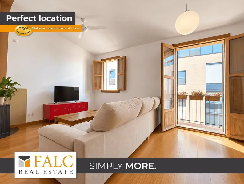In the heart of Palma's historic old town lies this charming penthouse. The property is located on the third floor of a building — photo 1