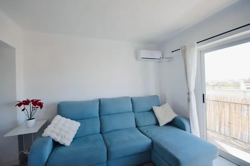 Discover this cozy and bright fifth-floor apartment of 75 m², a home with great potential and a comfortable, functional layout. It has 3 — photo 3