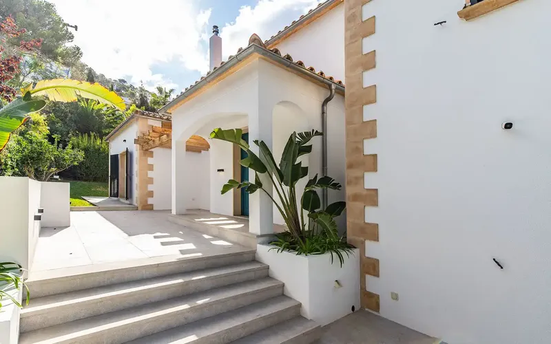 This impressive villa in Puerto Andratx is located in a quiet residential area, a few minutes' walk from restaurants, boutiques — photo 4