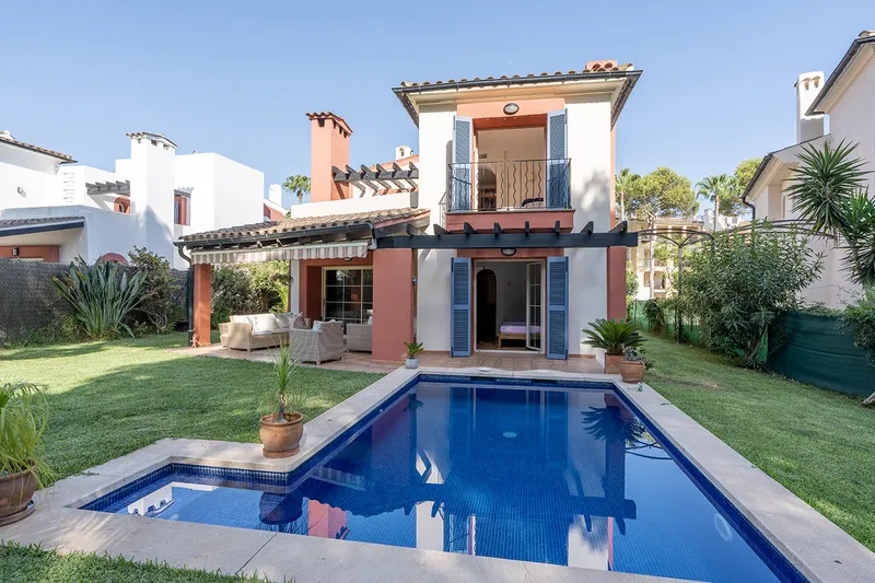 Detached villa with private pool and garden in an exclusive residential complex in Nova Santa Ponsa — photo 2