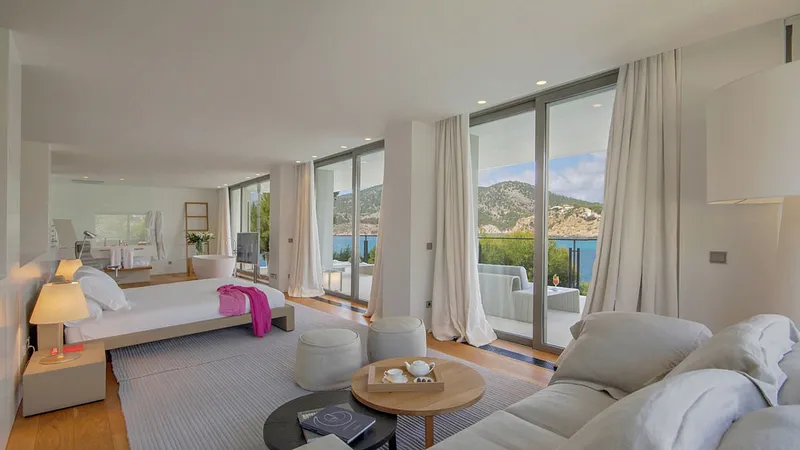 Villa in Camp de Mar - waterfront estate with pool — photo 9