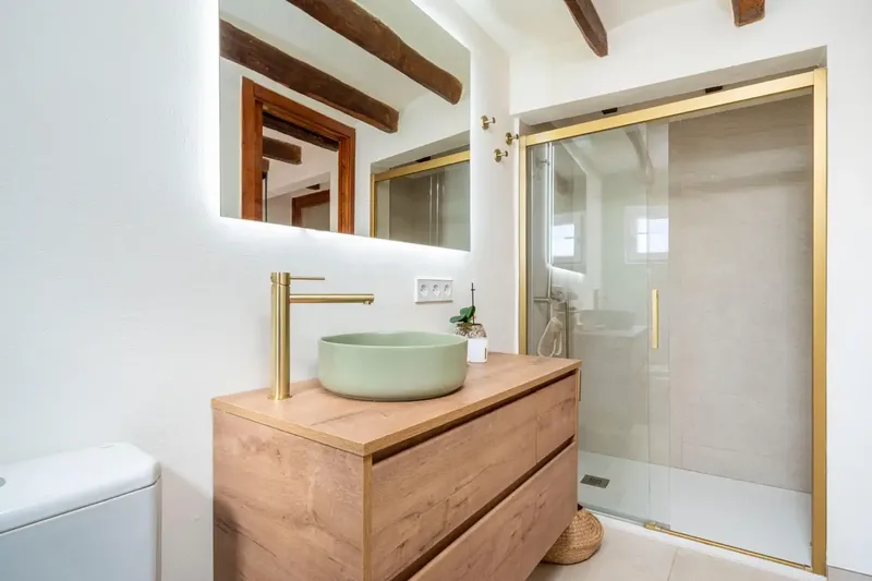 Descubre esta encantadora casa en Valldemossa, recientemente reformada con un gusto excelente, combinando el carácter tradicional de la vivi — photo 11