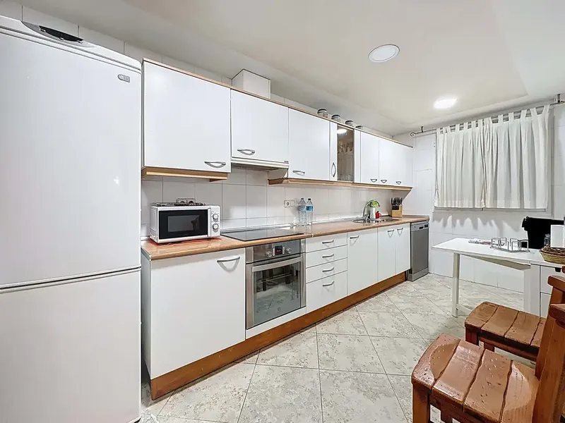 Imagine waking up every morning with the sea breeze caressing your window and the murmur of the Mediterranean just 400 meters away. This ground floor, — photo 3