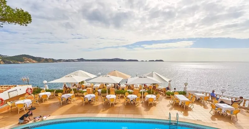 Historic restaurant on the first line of the sea with terrace and pool — photo 1