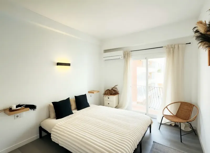 This elegant renovated flat is located in the charming area of Ses Cadenes, in the popular Playa de Palma, just steps from the long beach — photo 2