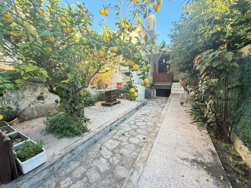 If you are looking for a spacious, independent house with its own parking in the city center, this property may be just what you need. — photo 2