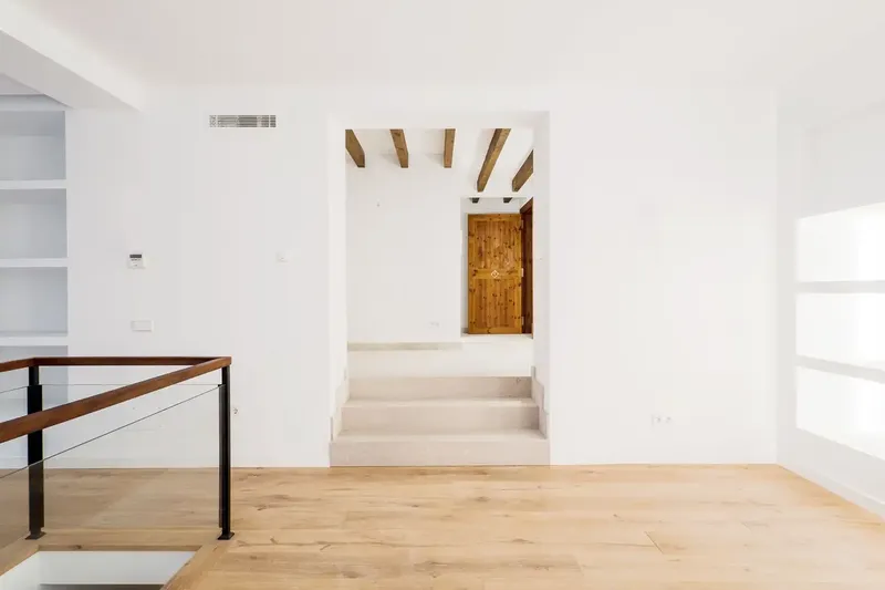 This recently renovated apartment is part of a palace in the heart of the old town, next to Palma Cathedral and — photo 1