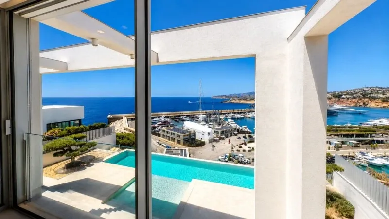 Firstline modern villa on a first class location with open views of the sea, the harbour and the coast of Nova Santa Ponsa — photo 11