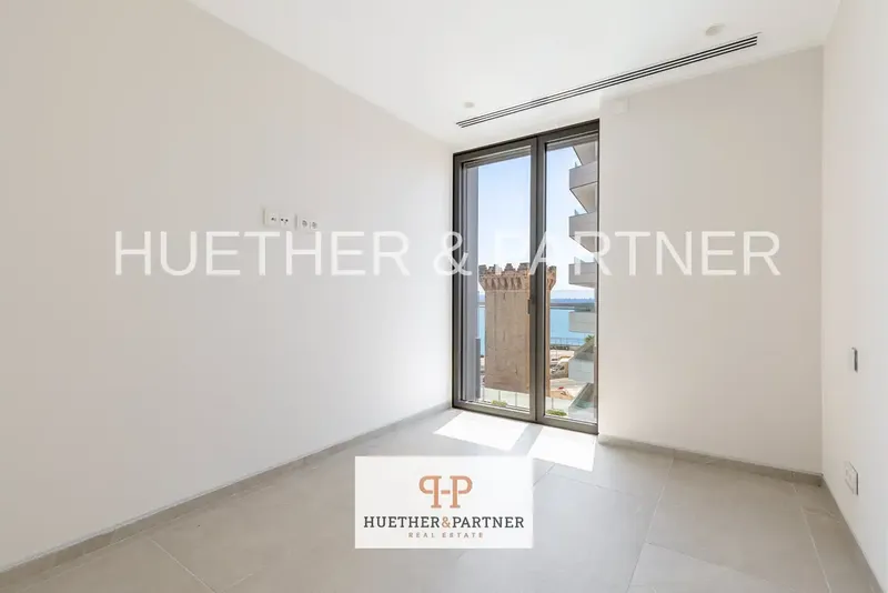 This exclusive newly built apartment is located in a privileged position on the Paseo Marítimo of Palma de Mallorca and impresses — photo 10