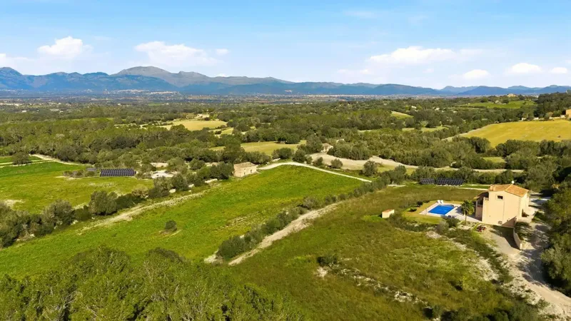 Exceptional rustic estate of 185,000 m2 in Llubí with two chalets, 4 homes, 2 warehouses, tourist license and great development potential — photo 6