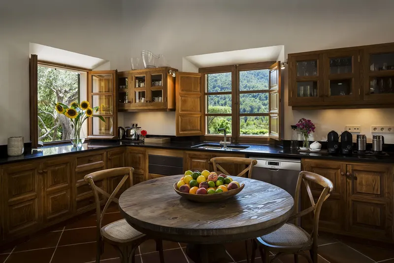 Vacation rental: Villa with sea and mountain views — photo 8