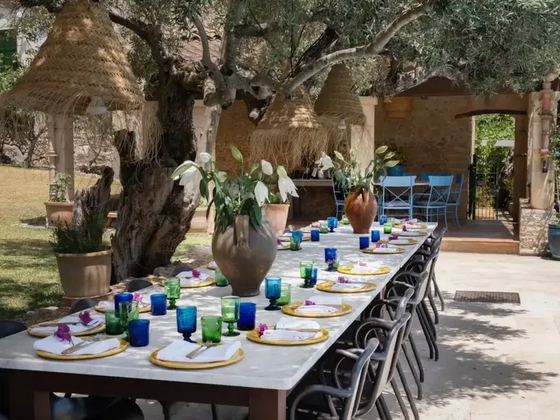 With the Serra de Sant Vicente at its feet and the irregular peaks of Formentor as a spectacular backdrop, this restored finca is — photo 4