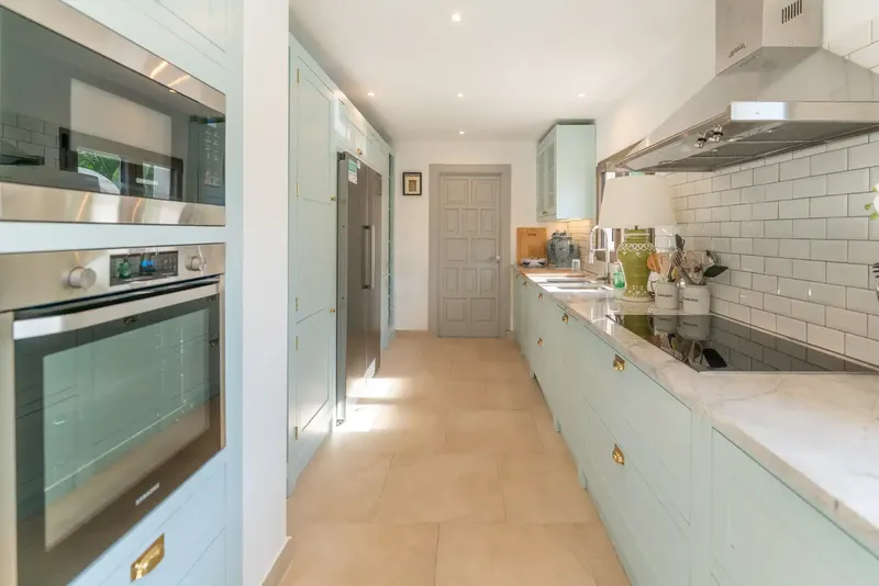 Discover this spectacular independent villa with Ibizan inspiration in the heart of Cala d'Or, just steps from the sea — photo 4