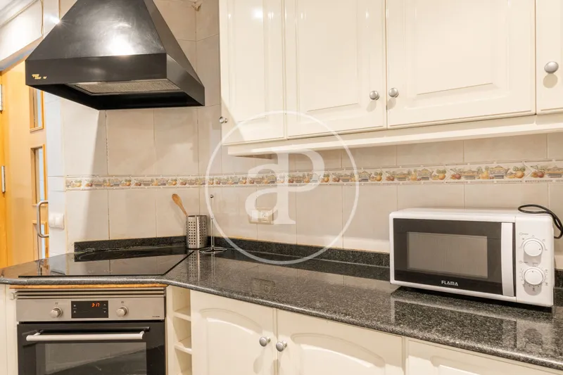 Two bedroom apartment in the Central Market of Valencia. — photo 12