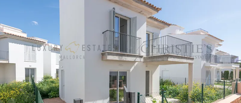 Ready to move in villa in Sa Rapita in the south of Mallorca with partial sea views — photo 1