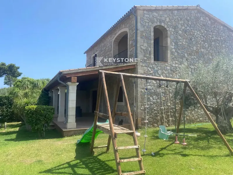 Discover this magnificent stone house of 150 m² distributed over two floors, located in the picturesque village of Son Servera, Mallorca. The pr — photo 3