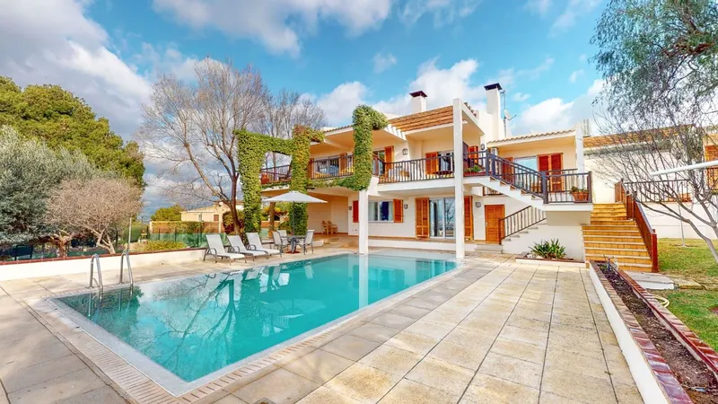 Villa with pool — photo 2