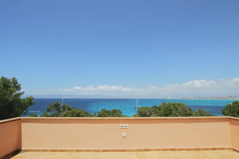This impressive frontline beach chalet is located in Son Veri Nou, one of the best residential areas on the coast of Mallorca — photo 2