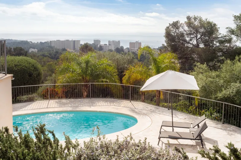 Five-bedroom coastal villa with rental licence in Genova — photo 2