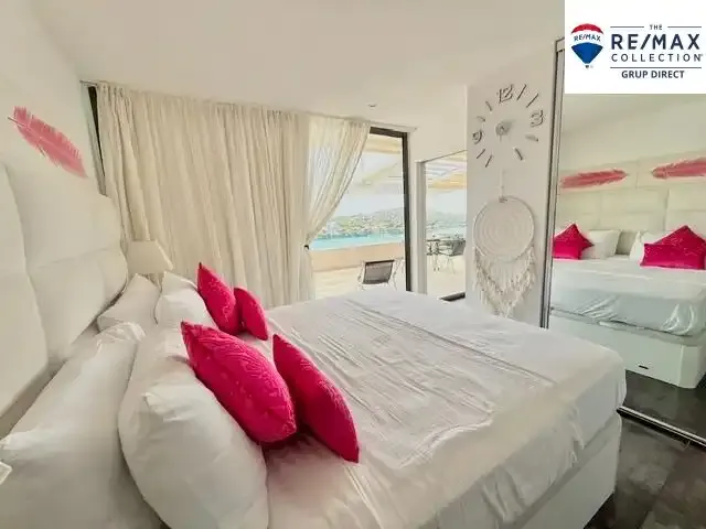 This beautiful penthouse occupies the top floor of a building with a communal pool and offers maximum privacy together with impressive views — photo 12