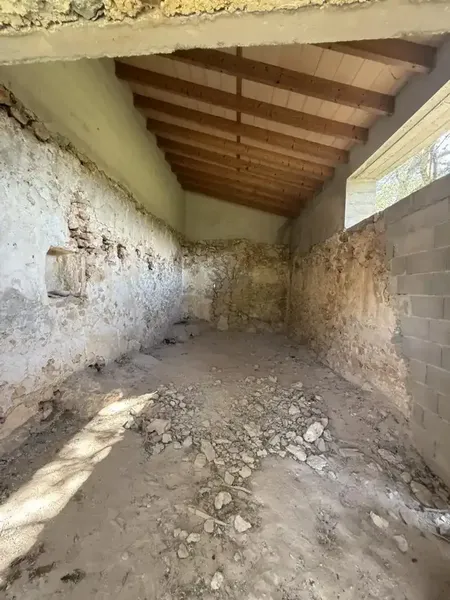Rustic estate of 11,000 m² with cottage to renovate — photo 2