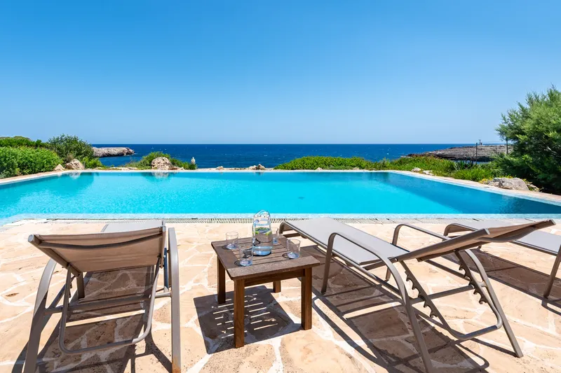 Seafront villa in Cala d'Or with holiday rental licence and sea views — photo 5