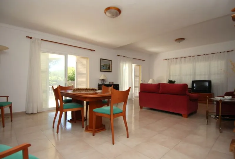 Villa in a quiet street in Cala Llombards with beautiful views to the sea — photo 5