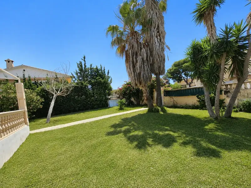 Discover this charming detached house for sale in the quiet and family-friendly area of Bahía Grande de Llucmajor. — photo 10