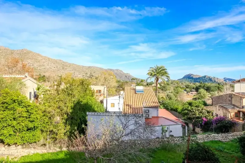Located on one of the most picturesque streets in the old town of Pollença, this location exudes charm: traditional stone facades, — photo 4