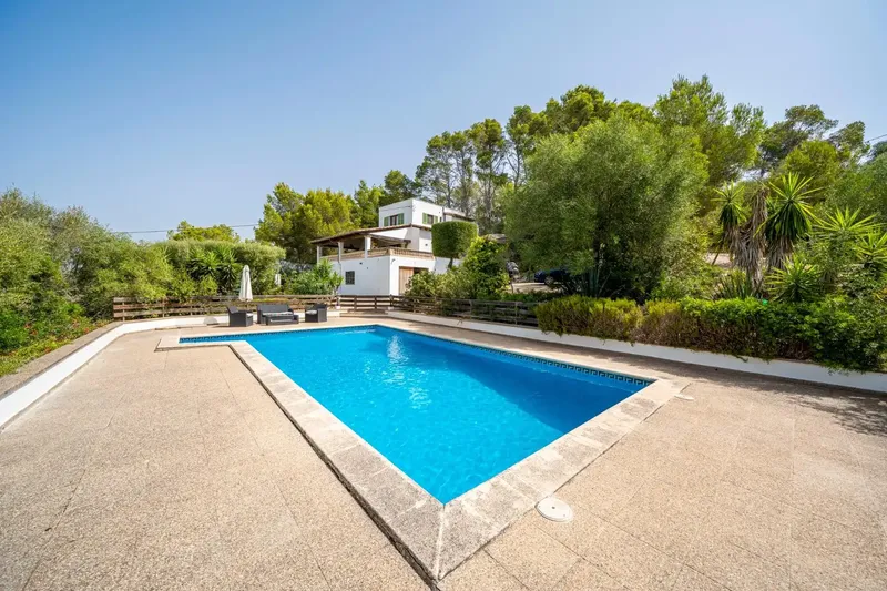 Some properties stand out for their square meters and others for the feelings they convey. This estate combines both. — photo 2