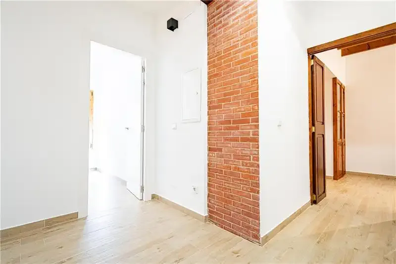 Ground floor with patio and pool, approx. 120m², living-dining room of approx. 30m² with exposed beams, fully furnished and equipped kitchen — photo 7