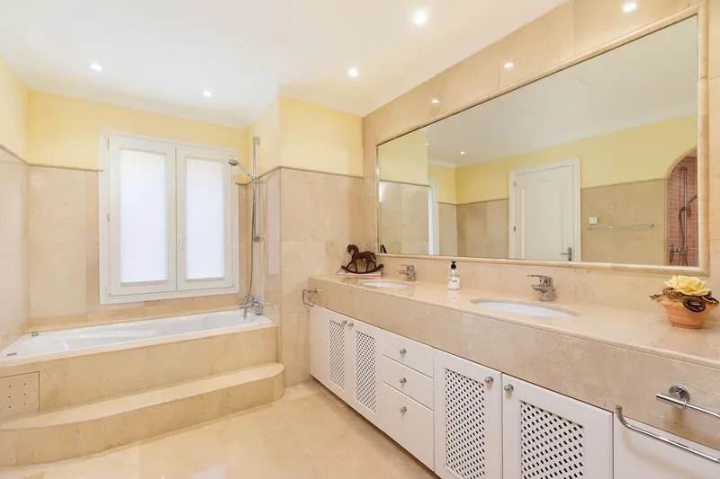 Mediterranean villa in quiet prime location near harbour and golf course — photo 11