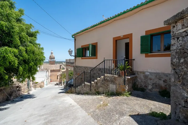 In the heart of Santa Eugènia, one of the most authentic and sought-after villages in the interior of Mallorca, lies this interesting property — photo 1