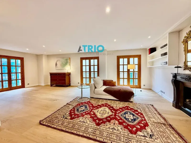 In the heart of Palma's old town, just steps from the majestic Cathedral of Mallorca (La Seu), this elegant and spacious apartment is located — photo 2