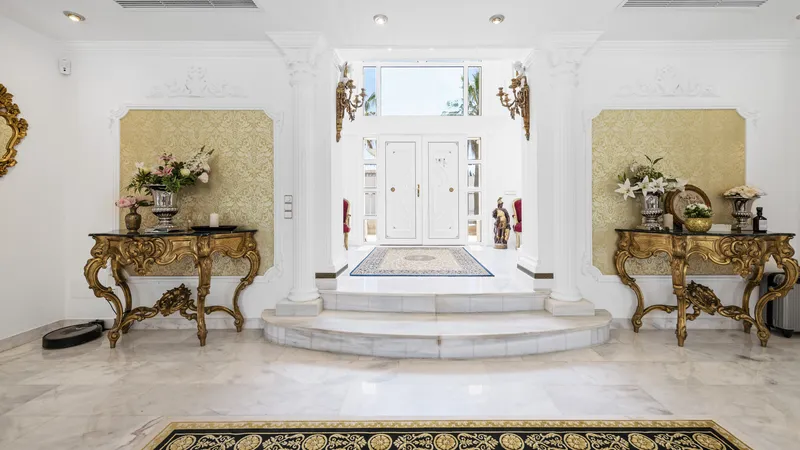 Exceptional villa in Badia Blava with large pool terrace and elegant furnishings — photo 5