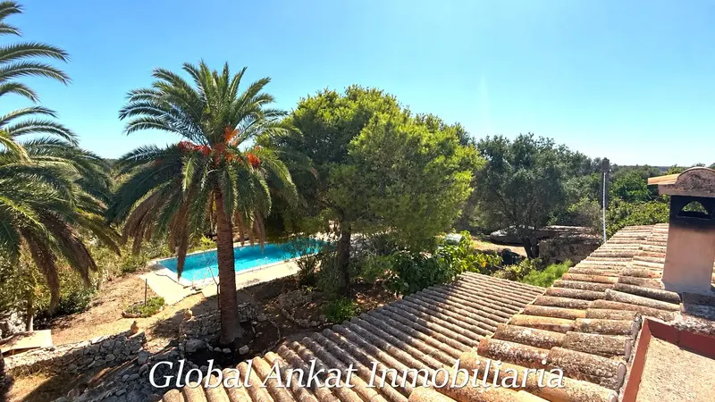 Sumérjase en la paz y el encanto del auténtico estilo de vida mallorquín. Esta singular propiedad rústica, asentada sobre una parcela de 1.1 — photo 1