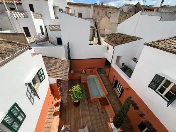 Historic townhouse for sale in Felanitx with license for holiday rental — photo 1