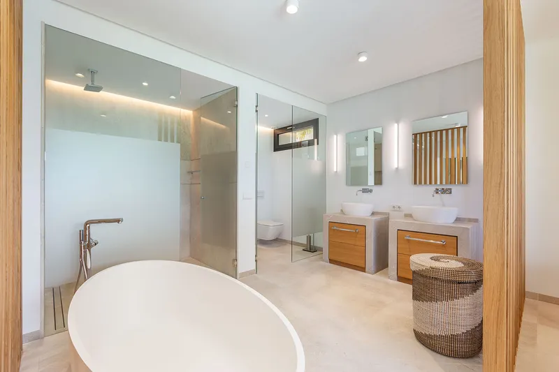 Modern sea-view villa with separate guest area — photo 12