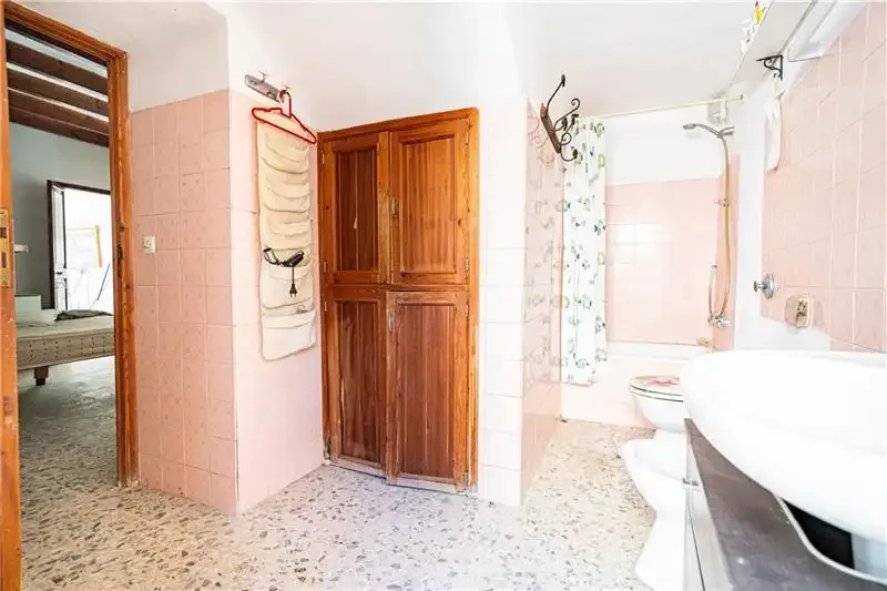 Character house to renovate in the center of Costitx, 216m² approx., distributed over 2 floors, large living-dining room of 60m² approx. — photo 12