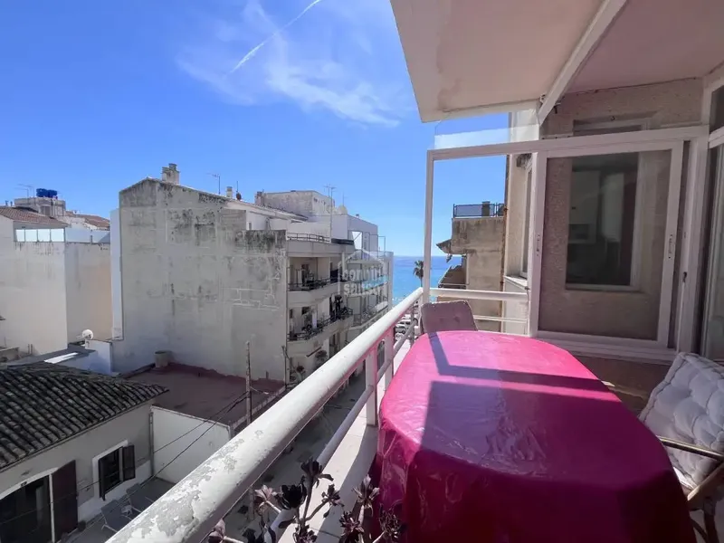 Spacious apartment just one minute from Cala Millor beach and the pedestrian promenade. Located on the third floor, the property — photo 1