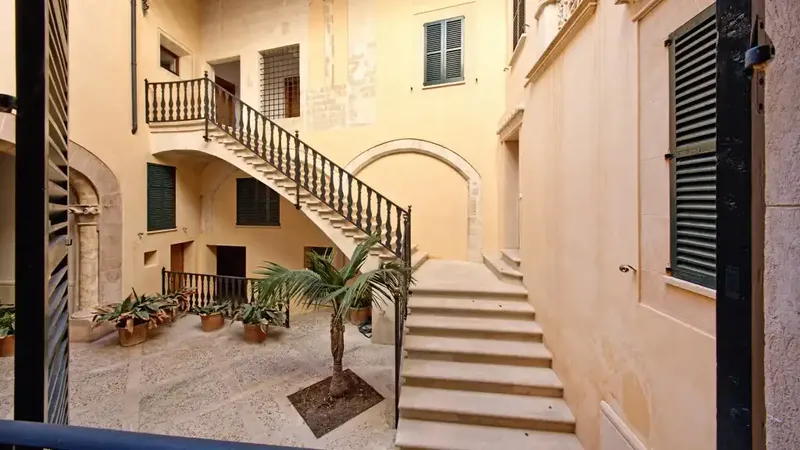 Located in the most valued area of the Old Town of Palma de Mallorca, near the wall and the famous Cathedral, this apartment — photo 10