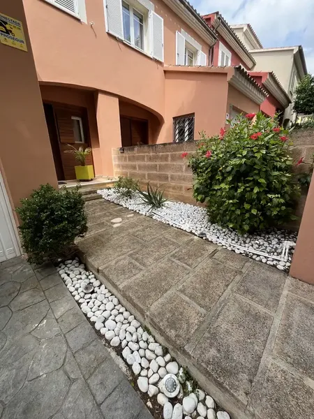 Chalet adosado de 3 plantas con jardín, solárium y garaje particular. — photo 5