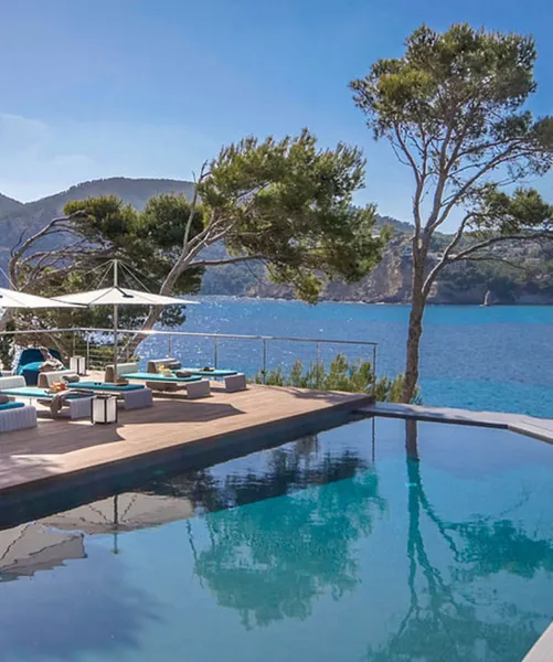Seafront villa with private sea access in Camp de Mar — photo 2