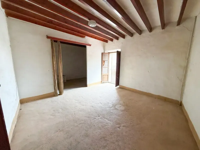 We present this magnificent village house located in the heart of Mancor de la Vall, an emblematic building that extends over — photo 5